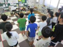 お世話になった先生に歌のプレゼントをしています