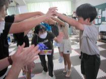 おわかれアーチで先生をお見送りしています