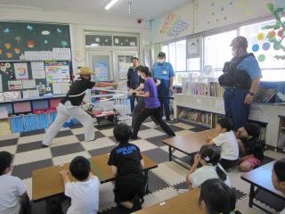 さすまたの使い方を指導してもらっています