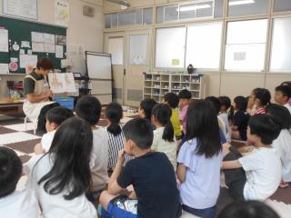 絵本の読みきかせをしてもらっています