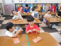 ストラップを作っています