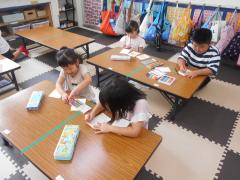 暑中お見舞いのはがきを書いています