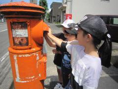 ポストに投函しています