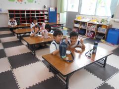 おやつに塩ゆでじゃがいもを食べています