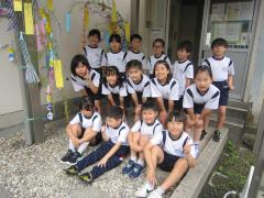 笹飾りの前で集合写真を撮りました