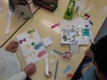 ハサミで形を切っています