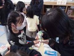 あっぷるさんに感謝の気持ちと手紙を渡しています