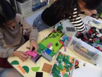 好きなパーツを使ってブロックを組立てています