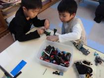 仲良くブロック遊びをしています