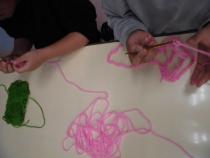 かぎ針で編み物をしています