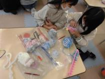 友達同士で教えあっています