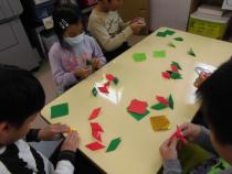 丁寧に折り紙を折っています