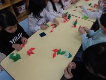 パーツを折り紙で折っています