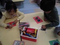 組み立てています