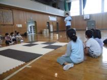 説明を聞いています