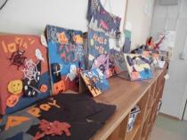 部屋の中に飾られた作品