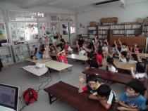 手を挙げています