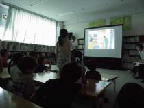 絵を見て考え、発表しています