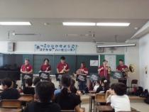 楽器を紹介されています