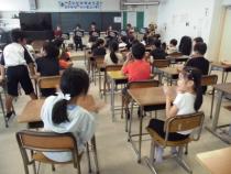 曲に合わせて手拍子をします