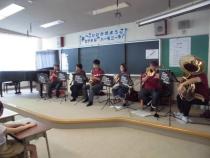 演奏を聴いています