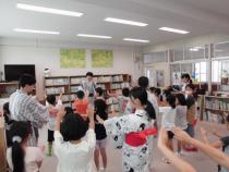 振付を教わっています