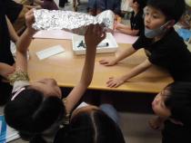 アルミ箔を透かしています