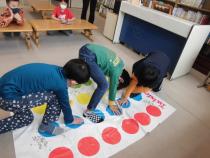 みんなで一緒にゲームをしています