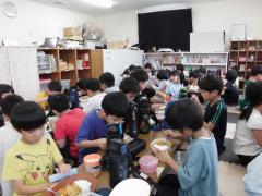 みんなでカレーを食べる