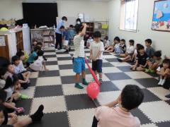 風船はなかなか割れない