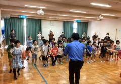 楽器に合わせて歌う子たち