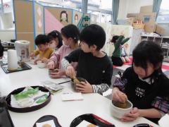 お茶会でお茶を点てています