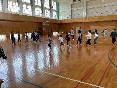 広いコートでドッジボールをしています