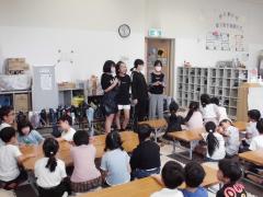 お姉さん達が司会進行をしています