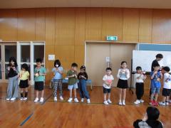 メダルを掛けてもらっている様子