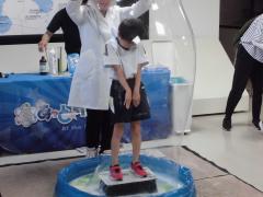 シャボン玉の中に入っています