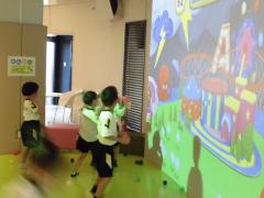 ボールを投げるゲームをしています