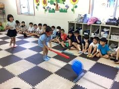 スイカに見立てた風船割りをしています