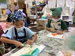 カレーの具材を切っています