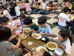 カレーを食べています