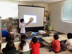 お薬の説明を受けています