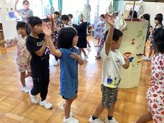 盆踊りをしています