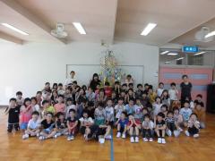 笹飾りと一緒に集合写真