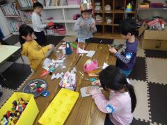 ブロックや工作をしています