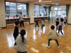 上手にボールを投げている1年生