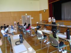 講師の先生の説明を聞いています