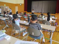 新聞や雑誌の切り抜きで工作をしています