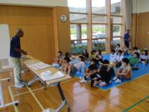 講師の先生のお話を聞いています