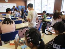 牛乳パックでホイッスルを作っています