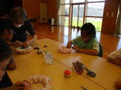 自分の好きな布で、小物入れを作っています